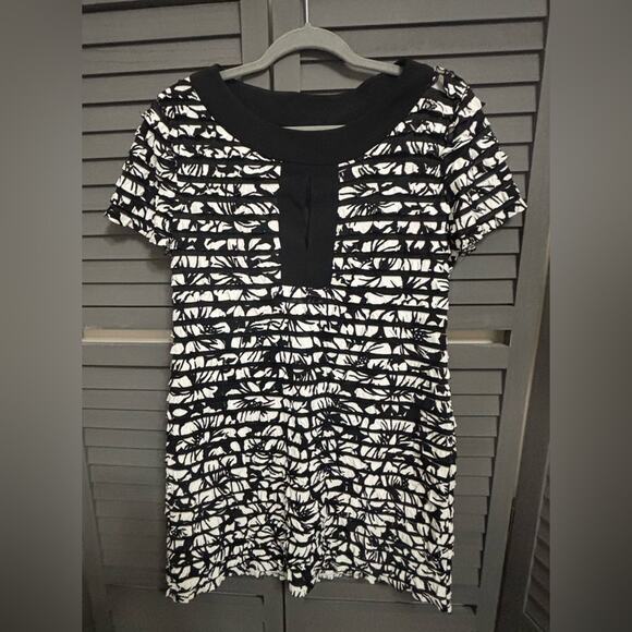 connected apparel Dresses & Skirts - Fitted Black and White Micro Ruffle Short Sleeve Dress with Keyhole Neck Size 14